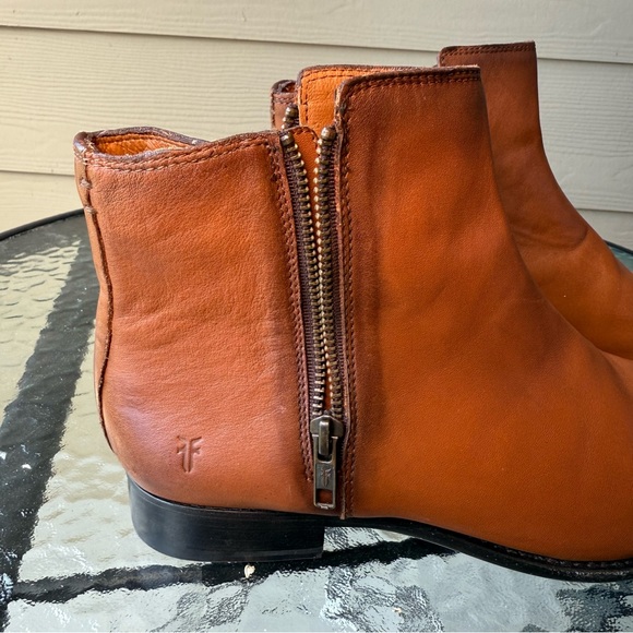 Frye Carly Double Zip Leather Ankle Boot- 9.5 - Picture 5 of 9